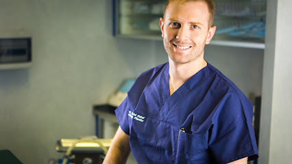 Dr. André Salval